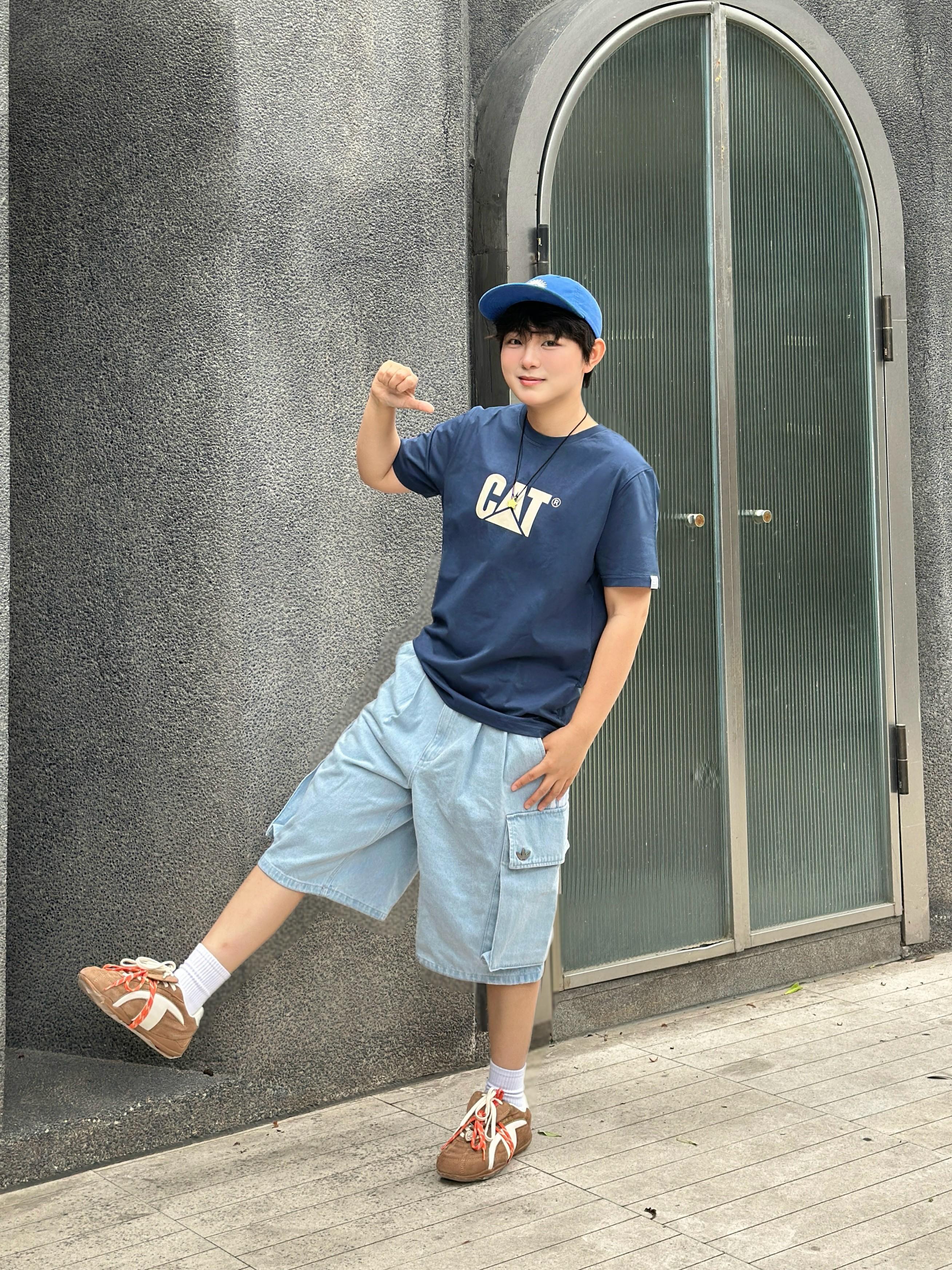 🔵棕蓝撞色Look|藏青短袖+复古德训鞋暑假穿搭